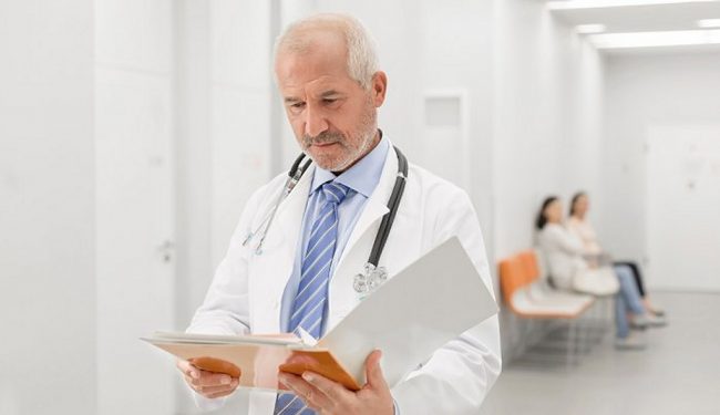 medecin-lisant-un-document
