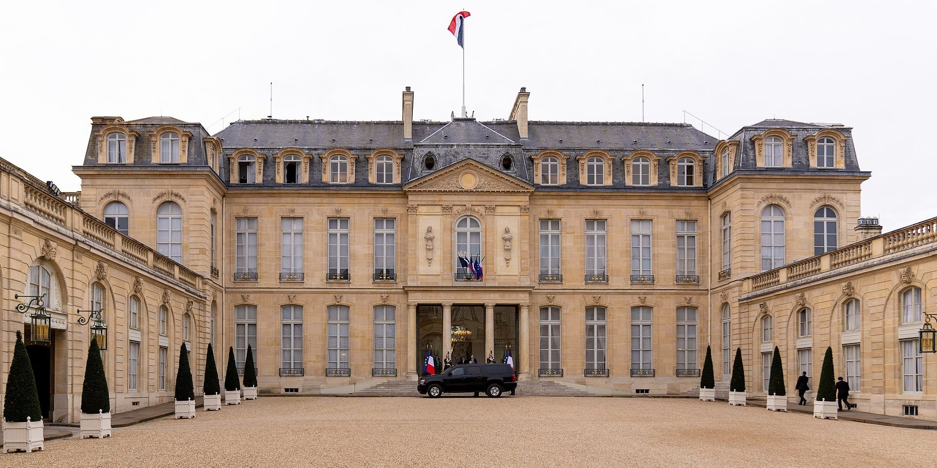 1920px-Secretary_Pompeo_Arrives_to_Meet_with_French_Foreign_Minister_Le_Drian_in_Paris_50610423656_cropped Le palais de l'Elysée