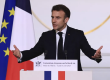 Emmanuel Macron recevant le rapport de la Convention Citoyenne sur la Fin de Vie