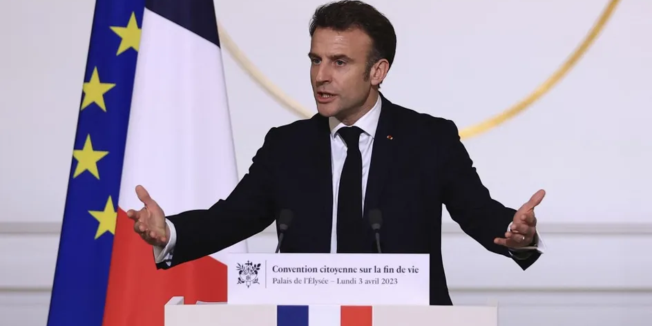 Emmanuel Macron recevant le rapport de la Convention Citoyenne sur la Fin de Vie Emmanuel Macron recevant le rapport de la Convention Citoyenne sur la Fin de Vie