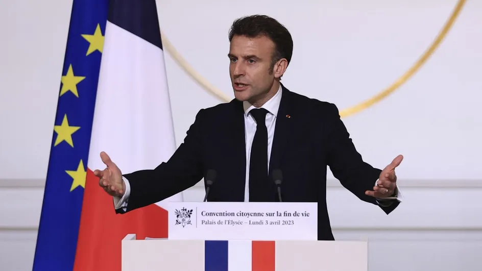 Emmanuel Macron recevant le rapport de la Convention Citoyenne sur la Fin de Vie