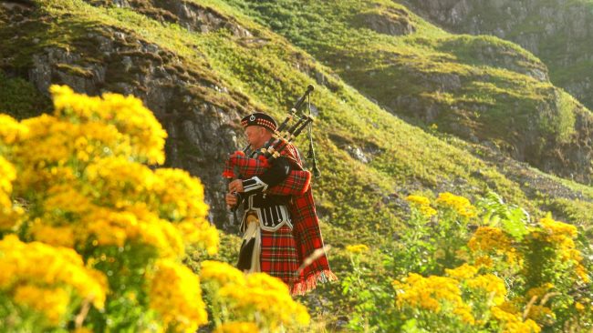 Ecosse : Un homme en kilt jouant de la cornemuse (c) pexels – gene taylor